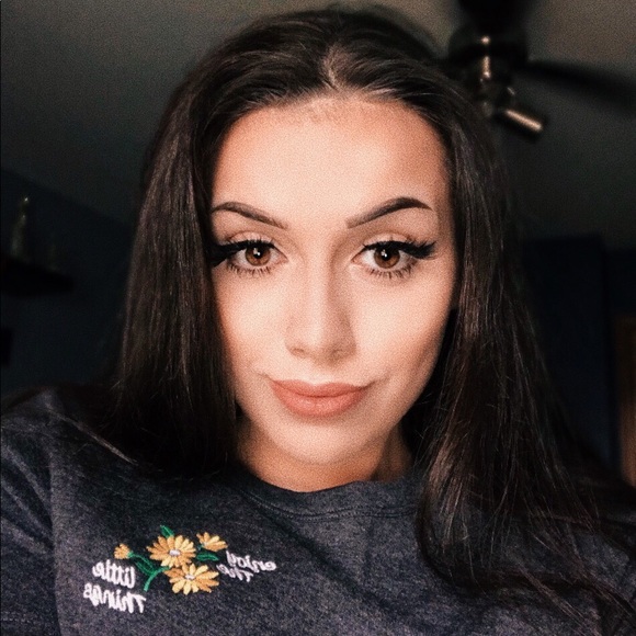 Meet your Posher, Hannah - Picture 1 of 3